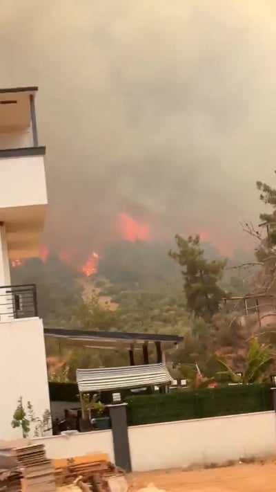 טורקיה נאבקת בלהבות ענק; לפחות ארבע עיירות פונו מיושביהן