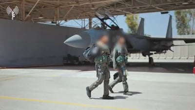 צועדים למטוס: כך נראו ההכנות למתקפה נגד החות'ים 