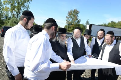 האדמו"ר מסאטמר בודק מקרוב אחר פרוייקט דירות בקריית יואל