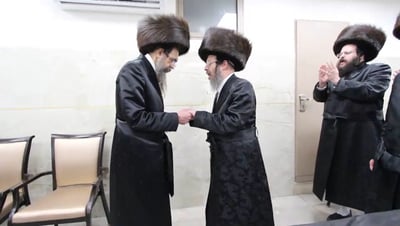 בצאת השבת: האדמו"ר האמריקאי יצא במחול עם הגאב"ד מירושלים