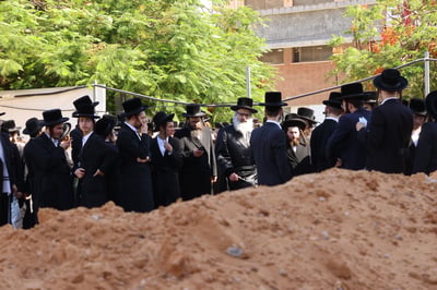 האדמו"ר מויז'ניץ בית שמש בסיור באחד הפרוייקטים בעבר