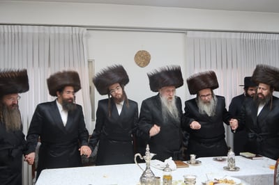 האדמו"ר מבית יצחק ספינקא בשמחת הש"ב האחרון בחצה"ק טשארנאביל