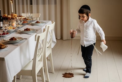 כשאתם מסיימים לנגב את הרצפה – מישהו שופך שוקו