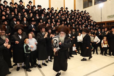 הכנסת ספר תורה לביהמ"ד צאנז קלויזנבורג במאנסי