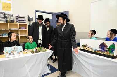 הגה"צ אב"ד צאנז ארה"ב בביקור בת"ת צאנז בבורו פארק