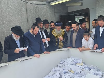 הראשל"צ הגר"ד יוסף בתפילה באוהל חב"ד