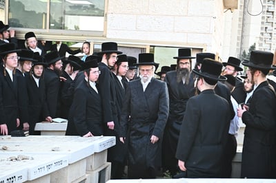 האדמו"ר מסערט ויז'ניץ בתפילה באוהל בית ויז'ניץ בבני ברק