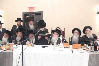 האדמו"ר מצאנז קלויזנבורג בשמחת הבר מצוה לנין אביו האדמו"ר זצ"ל