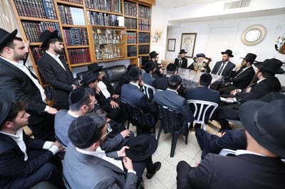 אברכי כולל 'דעת קנית' במעונו של הראשל"צ הגר"י יוסף