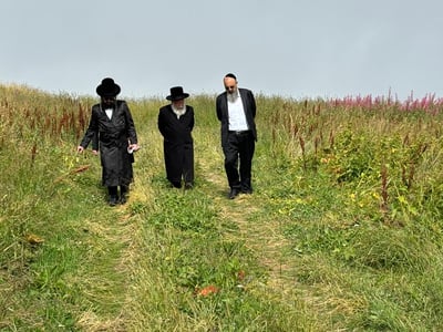 הגאב״ד עם בנו הגר״ב ווייס ואיש התקשורת יוסי אליטוב