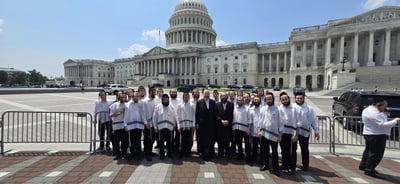 הרב עזרא פרידלנדר עם הבחורים ליד בניין הקונגרס