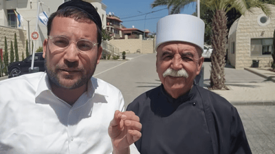 שייח' ריאד חמזה וישראל שפירא בסיור המשותף