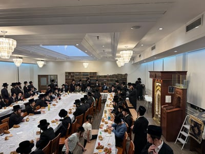 האדמו"רים מויז'ניץ לונדון - ויז'ניץ מונטריאול, בטיש מוצאי תשעה באב