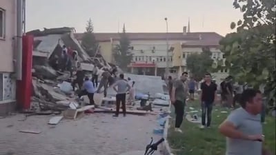 בניינים שקרסו כתוצאה מרעידת אדמה במערב טורקיה | ארכיון