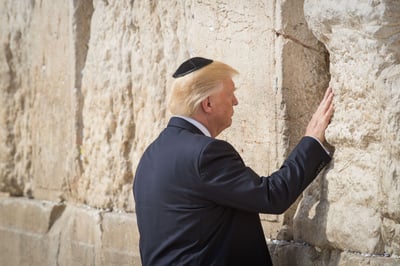 טראמפ בביקורו בכותל המערבי