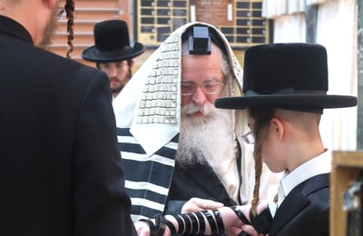 האדמו"ר מנדבורנה ירושלים בהנחת תפילין לנכדו