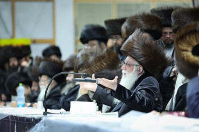 האדמו"ר מצאנז בשמחה במעונו
