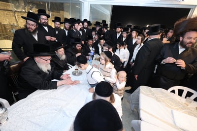 הרה"צ רבי אהרן מענדיל טווערסקי בתפילה בכותל המערבי