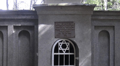קבר הגאון מווילנה, שבו מסופר כי טמון אפרו של הגר אברהם.