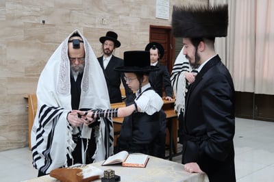 האדמו"ר מסערט ויז'ניץ ומודז'יץ בהנחת תפילין לנכדם
