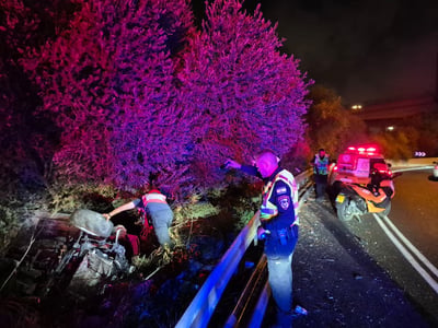 מונית התהפכה ליד נתב"ג: הנוסעים חולצו אחרי זמן רב ופונו לאשפוז