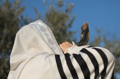 יהודי תוקע בשופר | אילוסטרציה