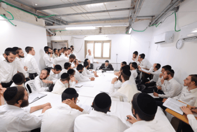 בצילם של מנהיגי הדור שמסרו את השיעורים: כך נראה היום הראשון בסלבודקה
