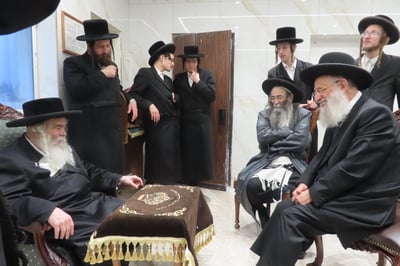 ניחום אבלים בחצה"ק קרעטשניף י-ם