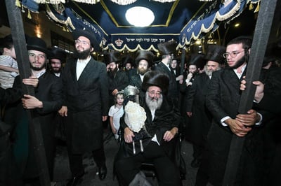 הכנסת ספר התורה ע"י עסקן חסידות ברסלב הרב דוקי גרינוולד
