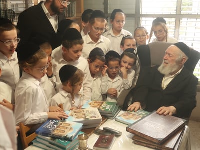 הגר"י זילברשטיין בוחן ילדים במעונו