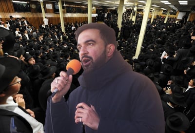 ברקע. חסידי חב"ד בקראון הייטס. אילוסטרציה. במרכז: ממדאני