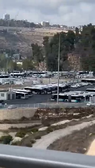 יריות ללא הפסקה ועשרות אנשים נמלטים בבהלה | תיעוד ראשוני מפיגוע הירי