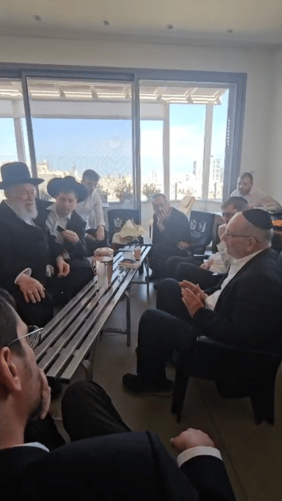 הגר"י זילברשטיין בניחום אבלים אצל הורי הקדוש הרב ישראל מצנר הי"ד