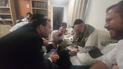 חוקר ארץ ישראל ישראל שפירא עם הגה"צ רבי דב קוק דן במיקום מעיין "מי דקלים"