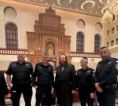 מפקדי המשטרה של מרחב דן בסיור בביהמ"ד ויז'ניץ