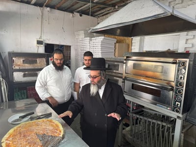 תיעוד מיוחד: הביקורת המפתיעה של רב העיר אומן במטבחי המקום לפני החג