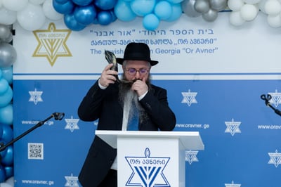 הרה"ג הרב מאיר קוזלובסקי בתקיעת שופר בטביליסי שבגאורגיה