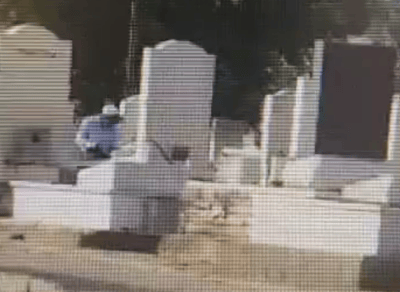 תיעוד: תושב בית שאן משחית קברים, בהם גם של חלל צה"ל | הוגש כתב אישום