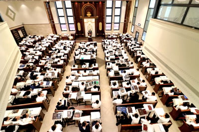 הגאון רבי חיים פרץ ברמן בשיעור בבית כנסת חניכי הישיבות