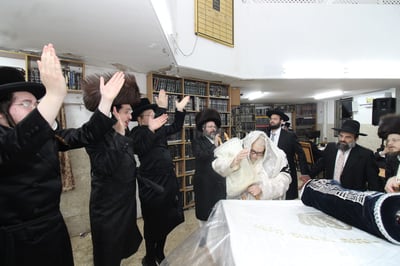 הקפות שניות בחצה"ק טעמשוואר