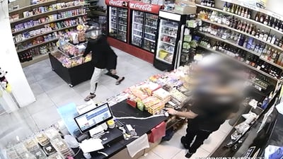 תיעוד: נכנס לקיוסק בלב הארץ ומרוקן באיומים את השטרות מהקופה