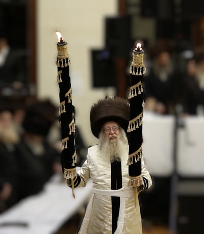 האש במונסי: האדמו"ר מניקלשבורג פיזז עם לפידים בוערים לזכר המקדש