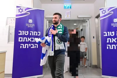 מתן אנגרסט בחזרתו לישראל