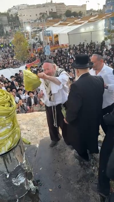 "מירון של ירושלים": הדלקת המקובל שסחפה אלפים בהילולת שמעון הצדיק