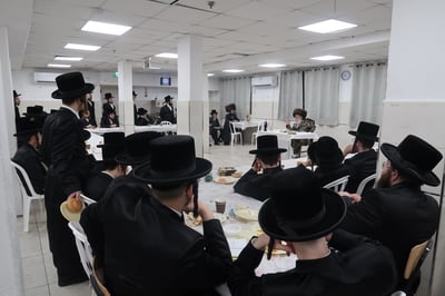 האדמו"ר מזלאטשוב במלווה מלכה בחיפה