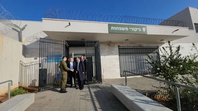 ביקור תמיכה: חבר הכנסת גפני הגיע לראשונה לבקר עריקים בכלא 10