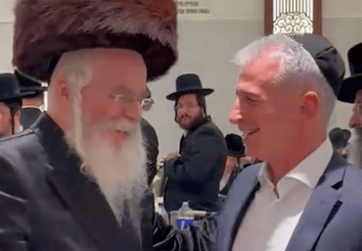 ראש המוסד ואחיו החרדי