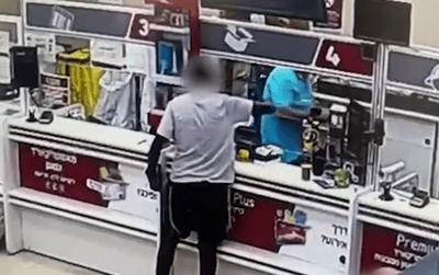 כך בוצע השוד בבני ברק: "תביא את כל הכסף, יש לי נשק" | צפו בתיעוד