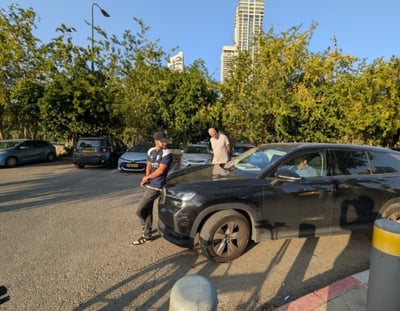 פעיל הימין מרדכי דוד חוסם את רכבו של ח"כ גלעד קריב