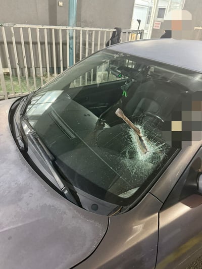 מוט הברזל נעוץ בשמשת הרכב